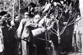 Chủ tịch Hồ Chí Minh tham gia 'Tết trồng cây' với nhân dân xã Vật Lại, Ba Vì, Hà Tây (nay thuộc ngoại thành Hà Nội) ngày 16/2/1969. (Ảnh: Tư Liệu)