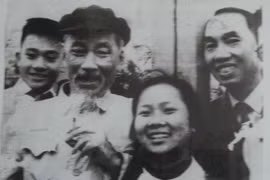 Nhà báo Bùi Đình Túy (ngoài cùng bên phải) được chụp ảnh chung với Bác Hồ. (Nguồn: trianlietsi.vn) 