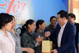 Phó Thủ tướng Vương Đình Huệ trao quà tết cho người lao động tỉnh Kon Tum. (Ảnh: Cao Nguyên/TTXVN)