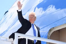 Tổng thống Mỹ Donald Trump lên chiếc Không lực 1 để khởi hành tới Singapore. (Nguồn: AFP/TTXVN)