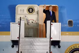 Tổng thống Mỹ Donald trump bước ra cửa máy bay. (Nguồn: Reuters)