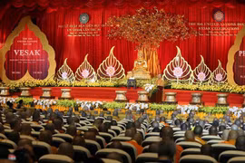 Thượng tọa Thích Đức Thiện, Phó Chủ tịch kiêm Tổng Thư ký Hội đồng Trị sự, Phó Chủ tịch kiêm Tổng Thư ký Ủy ban Tổ chức quốc gia Đại lễ Vesak 2019 đọc Tuyên bố chung Vesak 2019-Tuyên bố Hà Nam. (Ảnh: Dương Giang/TTXVN)