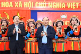 Thủ tướng Nguyễn Xuân Phúc với nhân dân thôn Tân Thành, xã Nông Thượng, thành phố Bắc Kạn. (Ảnh: Thống Nhất/TTXVN)