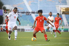 Myanmar (áo đỏ) thua đậm Oman ngay trên sân nhà. (Nguồn: MMF)