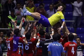 Cầu thủ Iran công kênh ngôi sao của Brazil Falcao sau trận đấu. (Nguồn: Getty Images)