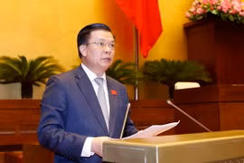 Bộ trưởng Bộ tài chính Đinh Tiến Dũng trình bày Tờ trình dự án Luật quản lý, sử dụng tài sản nhà nước (sửa đổi). (Ảnh: An Đăng/TTXVN)