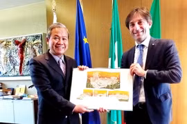 Đại sứ Cao Chính Thiện và Phó Chủ tịch Vùng Lombardy Fabrizio Sala. (Ảnh: Quang Thanh/Vietnam+)