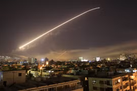 Hình ảnh Mỹ bắn tên lửa vào Syria. (Nguồn: AP)