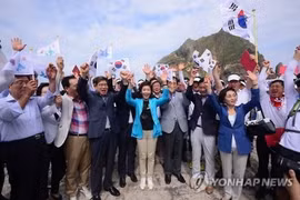 Nhóm nghị sỹ thuộc nhiều chính đảng của Hàn Quốc đã thăm quần đảo tranh chấp. (Nguồn: Yonhap)