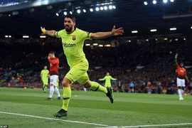 Suarez góp công lớn giúp Barcelona giành chiến thắng tại Old Trafford.