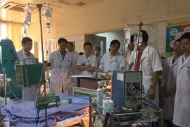 Các chuyên gia đầu ngành của Bệnh viện Bạch Mai tham gia hội chuẩn bệnh nhân Nguyễn Thị Bích Nguyên. (Ảnh: Vũ Hà/TTXVN)