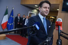 Thủ tướng Italy Giuseppe Conte tại cuộc họp báo ở Brussels, Bỉ. (Ảnh: THX/TTXVN)