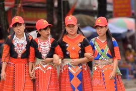 Đồng bào dân tộc Mông về dự ngày hội văn hóa các dân tộc huyện Mộc Châu năm 2019. (Ảnh: Quang Quyết/TTXVN)