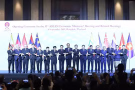 Thủ tướng Thái Lan Prayut Chan-o-cha chụp ảnh chung với các trưởng đoàn. (Ảnh: Ngọc Quang/TTXVN)
