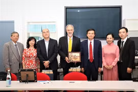 Đoàn đại biểu Tạp chí Cộng sản và các giáo sư trường Đại học LUISS của Italy chụp ảnh chung. (Ảnh: Hải Linh/TTXVN)