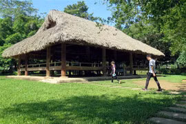 Du khách tham quan đình Tân Trào (Sơn Dương, Tuyên Quang). (Ảnh: Quang Đán/TTXVN)
