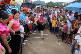 Trò chơi Tó Má Lẹ, một trong những trò chơi dân gian của đồng bào dân tộc Thái. (Ảnh: Quý Trung/TTXVN)