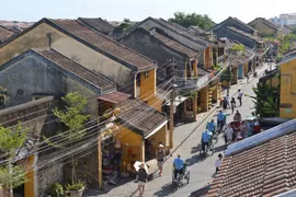 Khách du lịch trong và ngoài nước tham quan phố cổ Hội An. (Ảnh: TTXVN)