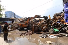 Hiện trường vụ cháy đang được dọn dẹp. (Ảnh: Huy Hùng/TTXVN)