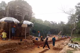 Trùng tu tháp cổ tại Di sản Văn hóa thế giới Mỹ Sơn. (Ảnh: Hữu Trung/TTXVN)