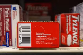 Thuốc giảm đau do hãng Johnson & Johnson sản xuất được bày bán tại hiệu thuốc ở Washington, DC, Mỹ. (Ảnh: AFP/TTXVN)