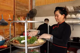 Nhân viên Homestay A Phủ chuẩn bị bữa ăn cho du khách. (Ảnh Quang Đán/TTXVN)