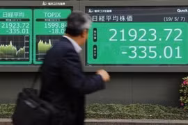 Bảng tỷ giá chứng khoán tại Tokyo, Nhật Bản. (Ảnh: Kyodo/TTXVN)
