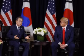 Tổng thống Mỹ Donald Trump (phải) và Tổng thống Hàn Quốc Moon Jae-in trong cuộc gặp tại New York, Mỹ, ngày 23/9. (Ảnh: Yonhap/TTXVN)