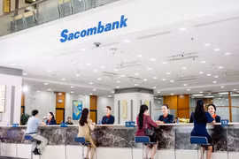 Giao dịch tại Sacombank. (Ảnh: PV/Vietnam+)