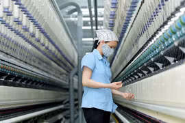 Standard Chartered cũng hạ dự báo lạm phát tại Việt Nam năm 2024 từ 5,5% xuống 4,3%. (Ảnh: Vietnam+)