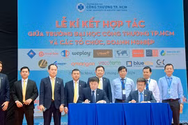 Đại diện LPBank và Đại học Công Thương Thành phố Hồ Chí Minh ký kết thỏa thuận hợp tác. (Ảnh: Vietnam+)