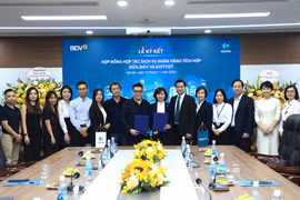 Bà Đỗ Thị Thanh Huyền - Giám đốc Ban Chính sách sản phẩm bán buôn BIDV và ông Đỗ Tuấn Anh - Phó Tổng giám đốc KiotViet - ký kết thỏa thuận hợp tác. (Ảnh: Vietnam+)