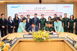 Ông Nguyễn Hoàng Hải – Quyền Tổng Giám đốc Eximbank (bên trái) và ông Nguyễn Mạnh Hổ - đại diện Tập đoàn Viettel đã ký kết thỏa thuận hợp tác toàn diện. (Ảnh: Vietnam+)