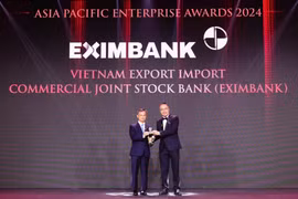 Ông Đào Hồng Châu - Phó Tổng Giám đốc Eximbank nhận giải thưởng từ Ban tổ chức. (Ảnh: Vietnam+)
