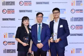 Đai diện BIDV nhận giải thưởng Ngân hàng cung cấp dịch vụ ngoại hối và phái sinh tốt nhất Việt Nam năm 2024. (Ảnh: Vietnam+)