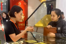 Giá vàng thế giới giảm mạnh, thương hiệu SJC trong nước vẫn “bất động”. (Ảnh: Vietnam+)