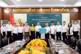 Ông Trần Xuân Hoàng - Ủy viên Hội đồng quản trị BIDV trao kinh phí ủng hộ khắc phục hậu quả thiên tai do cơn bão số 3 tại thành phố Hải Phòng. (Ảnh: Vietnam+)