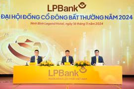 Đoàn chủ toạ điều hành Đại hội đồng cổ đông bất thường LPBank 2024. (Ảnh: Vietnam+)