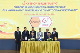 Đại diện LPBank, ông Hoàng Văn Phúc – Phó Tổng Giám đốc và đại diện FPT Telecom, ông Nguyễn Hoàng Linh – Tổng Giám đốc thực hiện ký kết dưới sự chứng kiến của đại diện Lãnh đạo Cục Thể dục Thể thao, Liên đoàn Bóng đá Việt Nam, LPBank, FPT và VPF. (Ảnh: Vietnam+)
