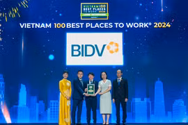 Phó Tổng Giám đốc BIDV Lê Trung Thành cùng đại diện cán bộ Ngân hàng nhận giải thưởng “Nơi làm việc tốt nhất Việt Nam năm 2024”. (Ảnh: Vietnam+)
