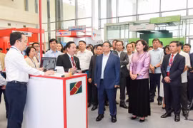 Thủ tướng Chính phủ Phạm Minh Chính, Thống đốc NHNN Nguyễn Thị Hồng đến thăm gian hàng của Agribank tại sự kiện. (Ảnh: Vietnam+)