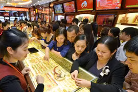 Giá vàng nhẫn đồng loạt giảm, vàng miếng SJC đi ngang. (Ảnh: Vietnam+)