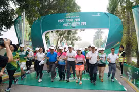 Vận động viên xuất phát và tham gia giải chạy trực tuyến “Vietcombank Run & Share: Vạn trái tim - Một niềm tin”. (Ảnh: Vietnam+)