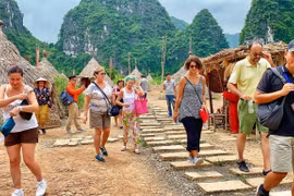 Du khách tham quan tại Khu du lịch Tràng Anh, Ninh Bình. 