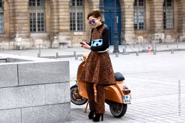 Bộ trang phục họa tiết da beo đã giúp cô xuất hiện trên trang online của Vogue Italy.