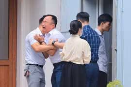 Người nhà nạn nhân đau xót khi nhận diện người thân tại nhà tang lễ của bệnh viện 19/8. Ảnh: Hoàng Hiếu - TTXVN
