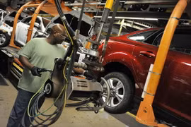 Công nhân làm việc tại dây chuyền lắp ráp xe Ford ở Wayne, Michigan (Mỹ). (Nguồn: AFP/TTXVN)