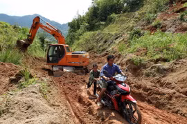 Sạt lở đất trên Tỉnh lộ 153, huyện Bảo Yên, Lào Cai. (Ảnh: Quốc Khánh/TTXVN)