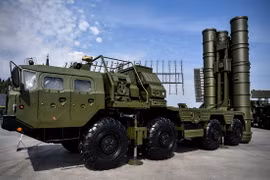 Hệ thống tên lửa tầm xa S-400 Triumph của Nga. (Nguồn: AFP/TTXVN)