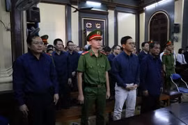 Các bị cáo nghe Hội đồng xét xử tuyên án. (Ảnh: Thành Chung/TTXVN)